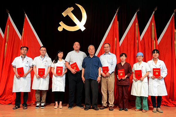 4-3    2016年，荣获北京大学第一医院优秀共产党员.jpg