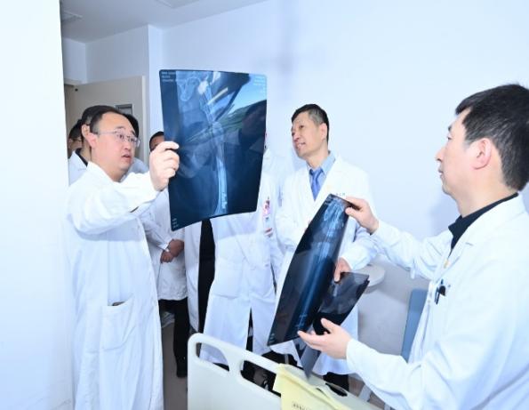 男人和女人在房间里玩体感游戏AI 生成的内容可能不正确。
