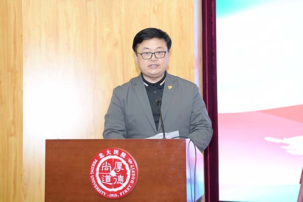 图2杨斌常务副主席宣读规则.jpg