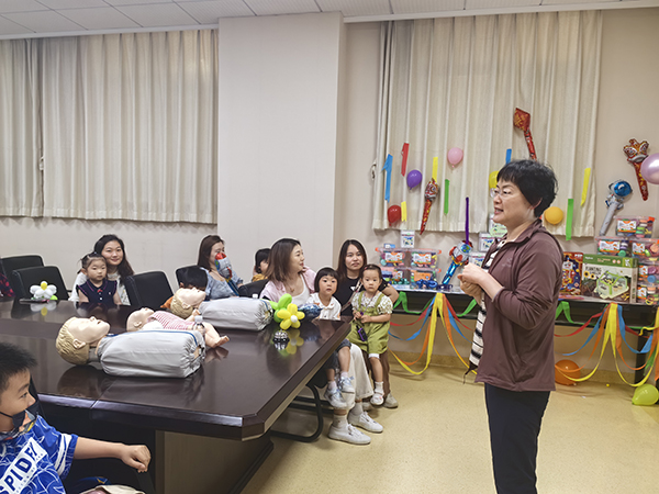 图片3 张建霞科护士长向到场的孩子们以及医护人员的家属们表达感谢.jpg