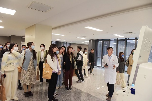 7 贾英雷带队参观.jpg
