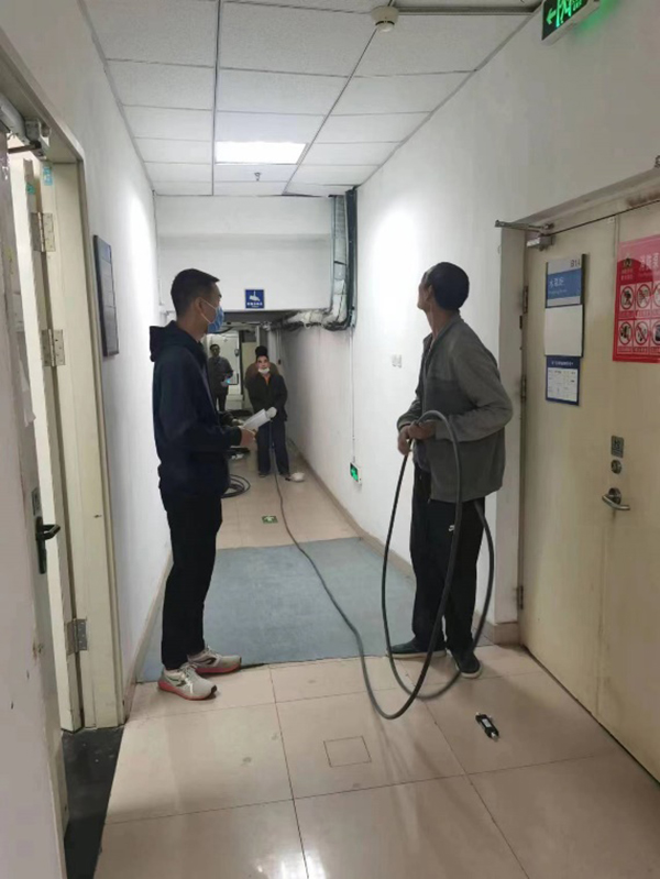 3 总务处物业管理科指导现场施工布线.jpg
