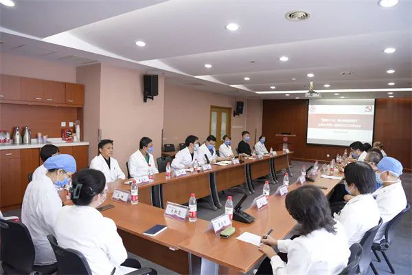 8 统战工作座谈会.jpg