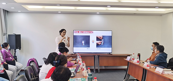 图6 曲建楠团队《下床一小步，人生一大步——儿童康复器》.jpg