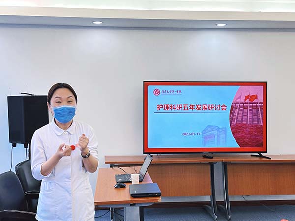 图3 护理部主任蒙景雯进行会议总结.jpg