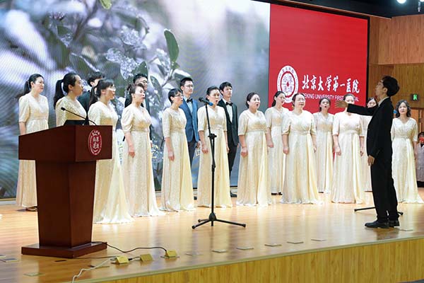 1 合唱团表演混声合唱《雪花的快乐》.jpg