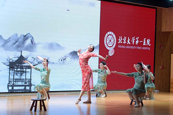 3 肿瘤化疗科表演舞蹈《渔光曲》.jpg