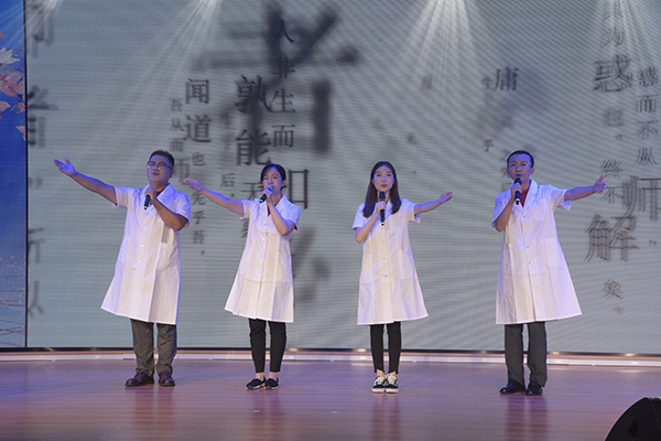 16 京晋宁三地“北大医院人”合唱 《好大一棵树》.jpg