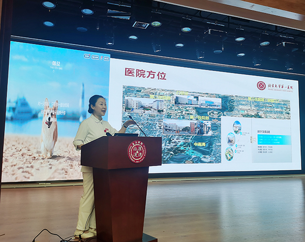 图2 蒙景雯主任介绍医院情况.jpg