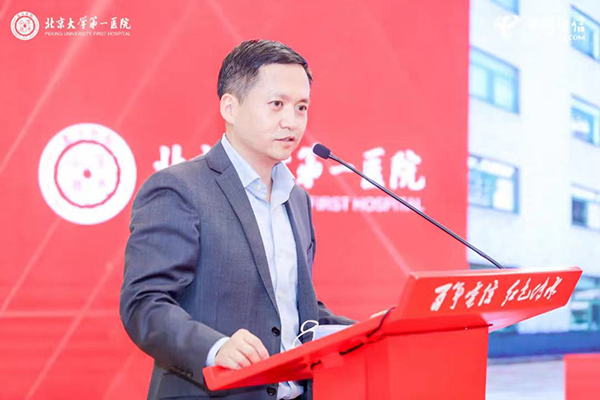 2 王鹏远副院长介绍北大医院智慧医疗情况.jpg