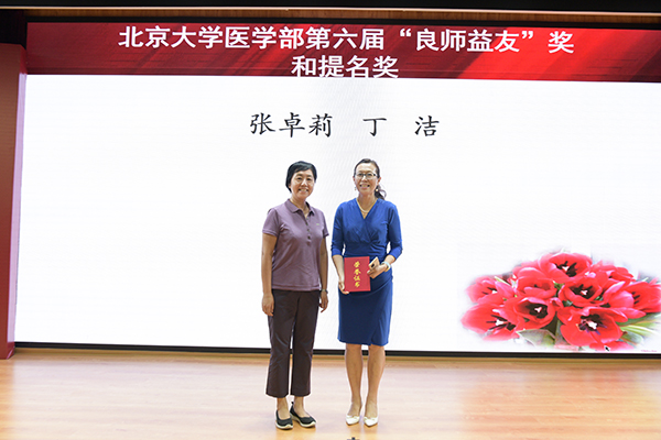 5.王青副院长为获奖者颁奖.jpg