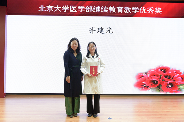 7.马真副处长为获奖者颁奖.jpg
