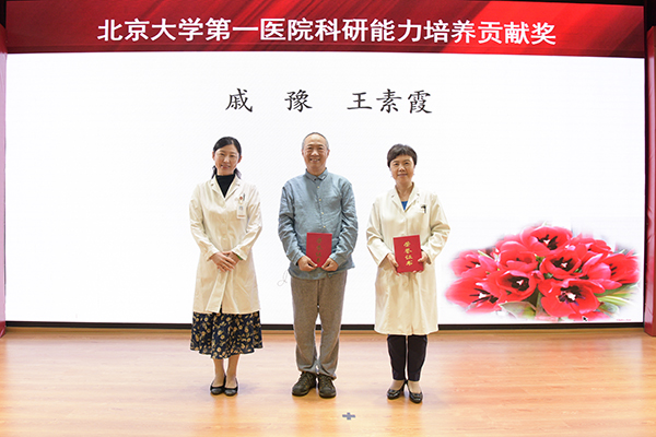 11.杨莉副院长为获奖者颁奖.jpg
