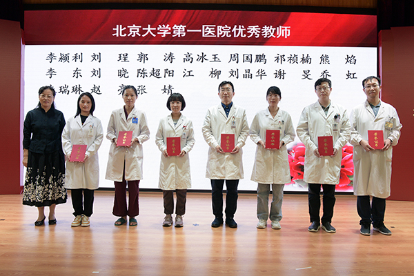 12.程苏华纪委书记为获奖者颁奖.jpg