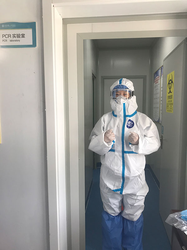 图2-苗林子主治医师进入核酸实验室操作.jpg