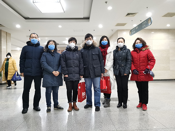图6-科室核心组为去前线的队员送行.jpg
