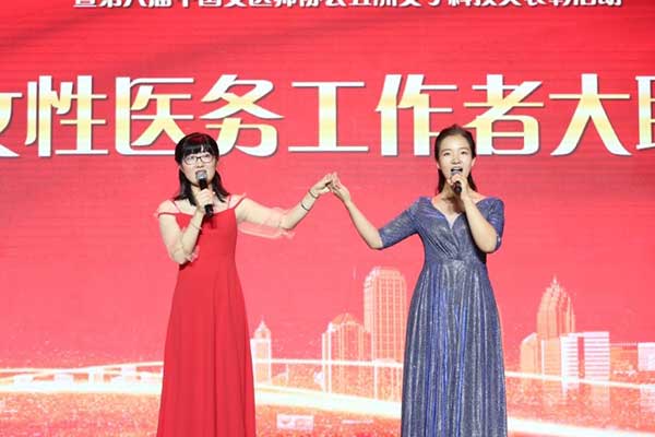 图6-儿科专委会节目二重唱《天耀中华》（表演者：左-谢瑶-右-廖莹）.jpg