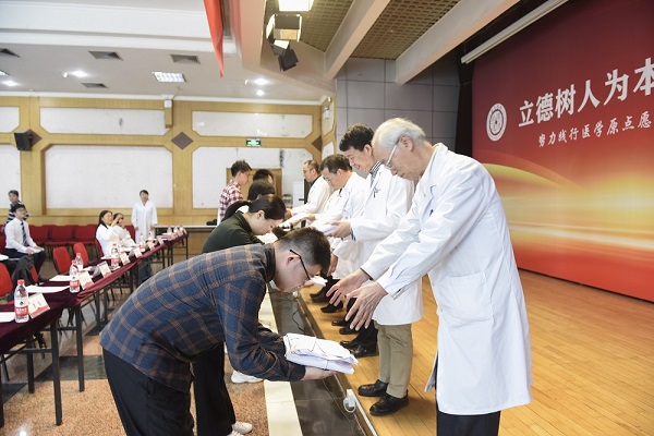 授白衣2.jpg