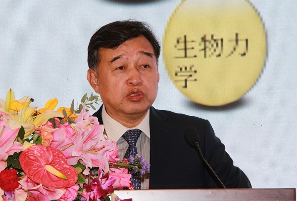 王坤正教授做报告.jpg