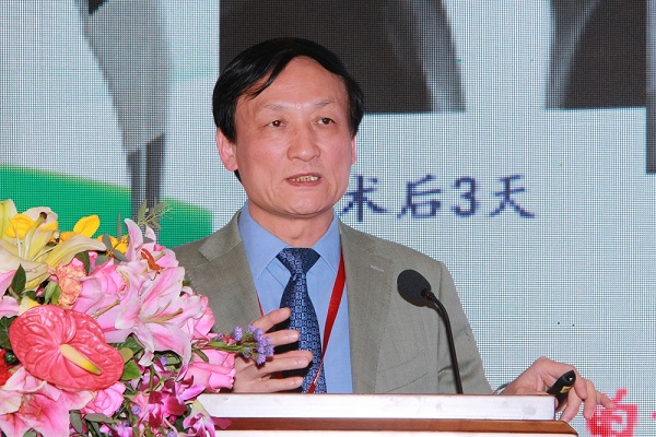 刘忠军教授做报告.jpg