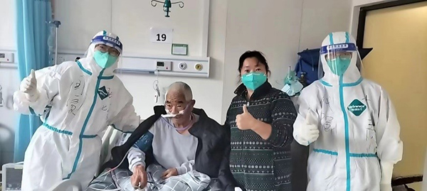 8 张烁主治医师（左）在定点医院查房-患者病情明显好转，家属点赞.jpg