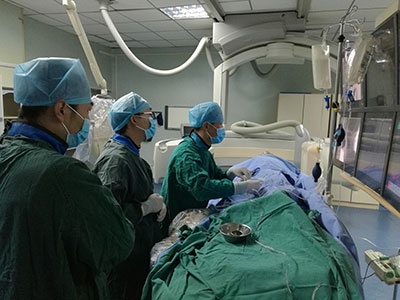 2-援藏专家指导完成西藏首例颈内动脉重度狭窄球囊扩张支架植入术.jpg