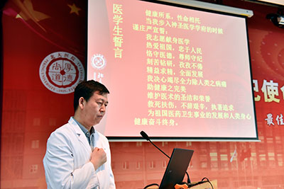 2-李海潮副院长致辞，带领同学们重温“医学生誓言”.jpg