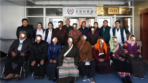 西藏自治区人民医院眼科与中石化合作，为班戈县十余位白内障患者免费实施白内障手术。图为术后科室医师、中石化工作人员与部分患者合影.JPG
