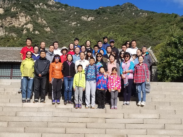 全体在”怀柔第一党支部纪念馆“广场台阶上合影.jpg