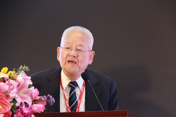 邱贵兴院士作报告.jpg