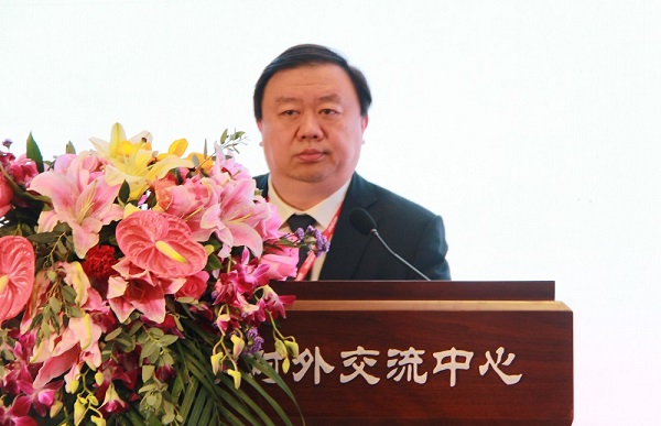 朱悦教授作报告.jpg