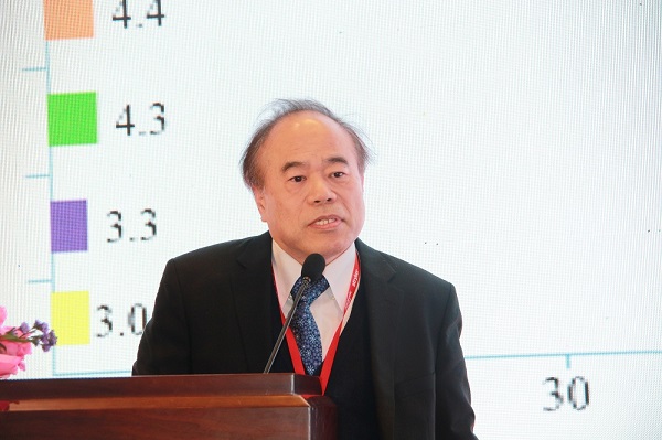 郑诚功教授作报告.jpg
