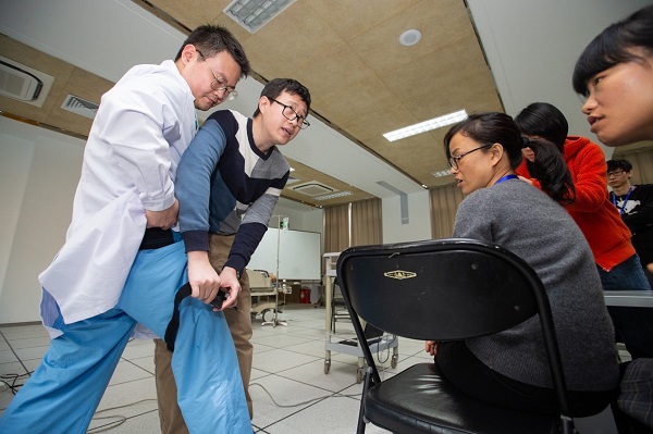 北京大学第一医院急诊科主治医师 刘珵正在为学员演示铰链式止血带的使用.jpg