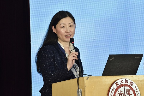 副院长杨莉做医院科研工作报告.JPG