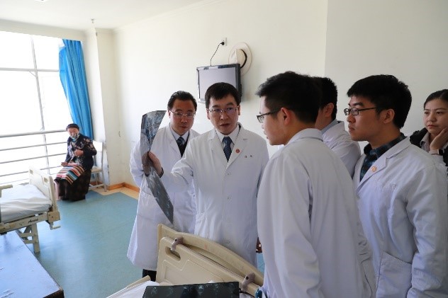 3北大医院的另外一组专家，前往病房进行现场查房。几位北京来的专家，详细地了解了病房里每一位患者的情况，并进行了细致的病情分析。.jpg