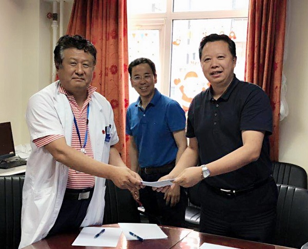 高献书教授（右一）与王俊杰教授（左一，前任学系主任）交接学系工作.jpg
