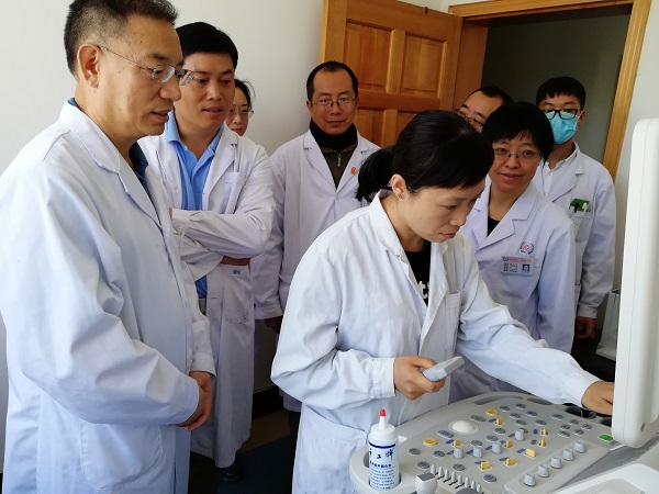 彭清副主任医师为西藏人民医院首例完成颈动脉彩超.jpg