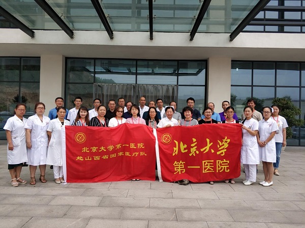 图2.对接仪式后，各位领导与国家医疗队全体队员合影留念。.jpg