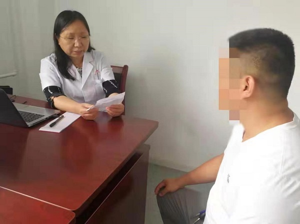 图3.刘秀芬主任医师接诊患者.jpg