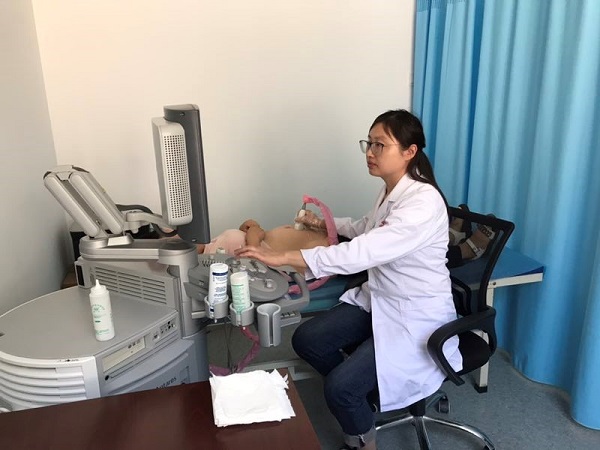图5.妇产科王林林主治医师为产妇行超声检查.jpg