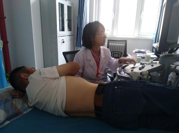图6.心血管内科王春燕主治医师为患者行超声检查.jpg