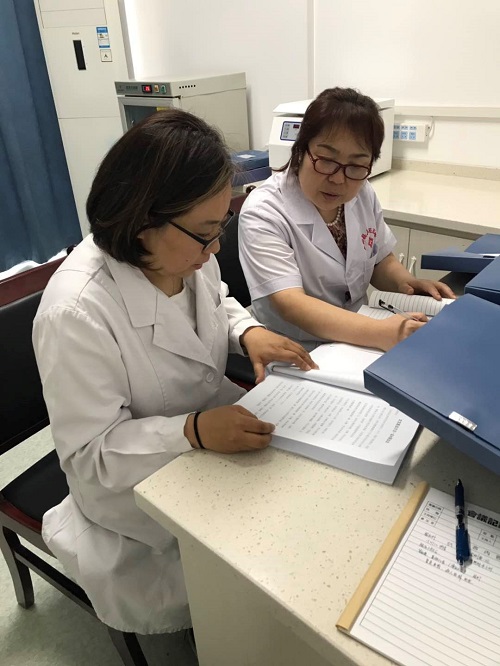 图8.输血科盖郁慧主管技师（左）正在指导教学.jpg