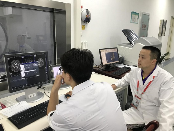 图10.医学影像科毕忠旭主管技师（右）指导当地技师操作.jpg