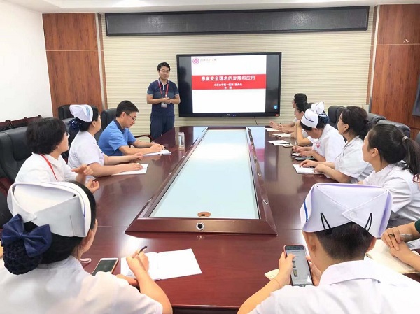 图14.医务处孙璐助理研究员进行专题讲座.jpg
