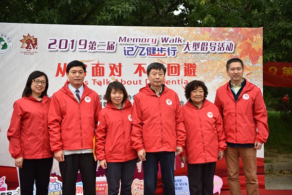 中国老年保健协会阿尔茨海默病分会会务组成员与领导合影.jpg
