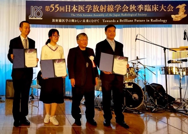 2 颁奖现场（右一为康磊副主任；右二为大会主席Hiroshi Toyama 教授）及获奖证书.jpg