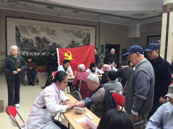 图1 临床科室在社区为老年人提供服务.jpg