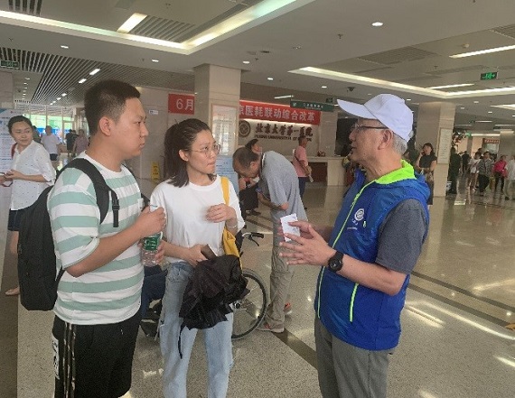 图2 健康老年人担任志愿者.jpg