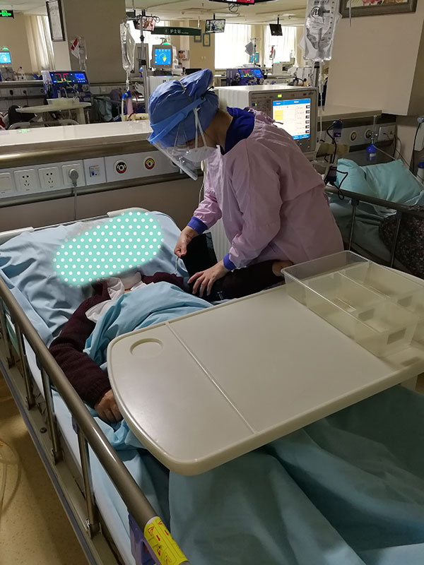 护士在为患者测血压.jpg