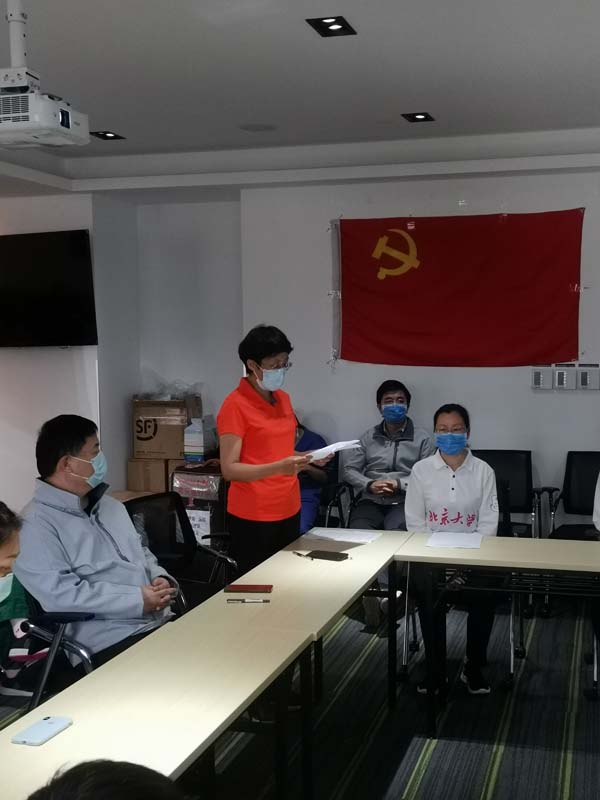 3 临时党支部副书记赵秀莉主持发展会.jpg